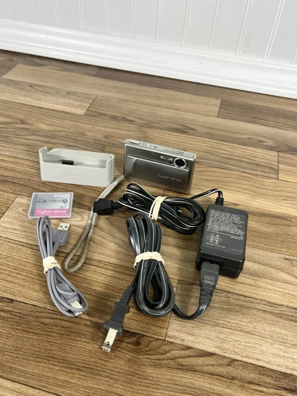 Sony Cyber-shot DSC-T1 5.0MP Digital Camera Silver Tested With Dock, Memory Card